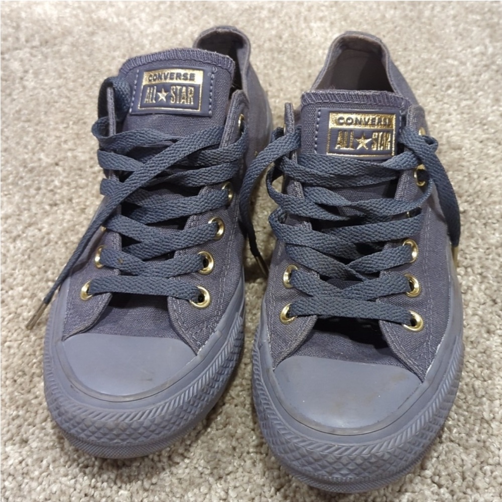 Converse low tops. Hardly worn. W7. Denim-Blue with gold accents